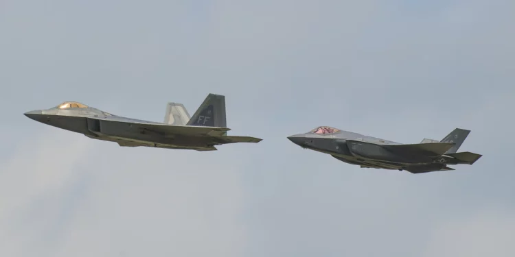 EE.UU. despliega 30 aviones