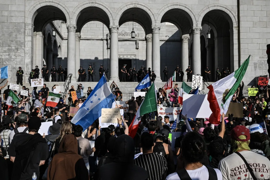 EN PORTADA PROTESTAS NO KINGS RETAN A TRUMP