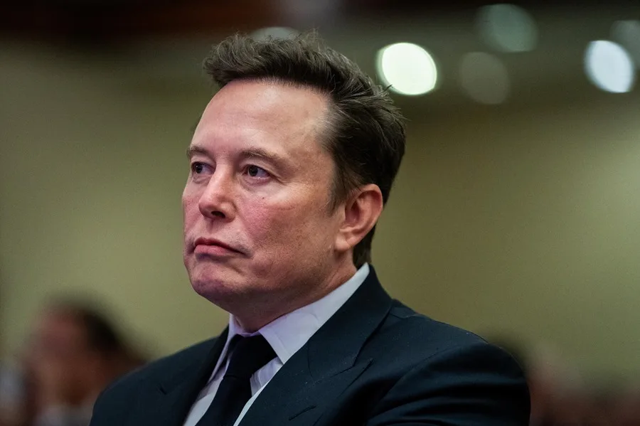 Elon Musk explota contra asesor político de Trump