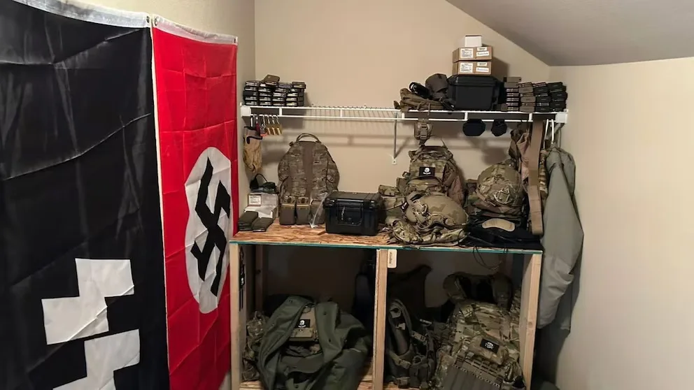 FBI halla armas y símbolos nazis en caso ligado a robo militar