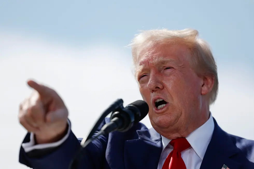 Hombre es acusado de intentar que deporten a otro por cartas amenazantes a Trump