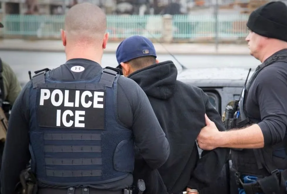 ICE detiene a 13 pescadores