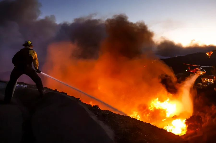 Incendios desatan evacuaciones masivas