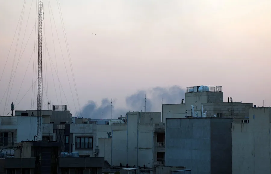 Israel bombardea la sede de la televisión estatal iraní en Teherán