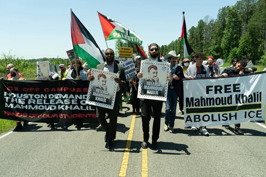 Juez frena deportación de Khalil