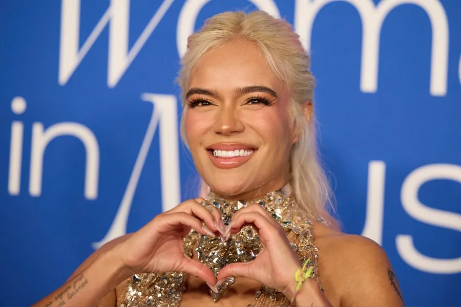 ¡Sorpresa en vivo! Así reaccionó Feid al recibir llamada de Karol G