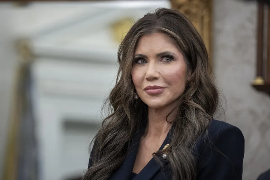 Kristi Noem sufre reacción alérgica y es hospitalizada