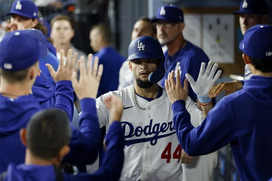 Emotivo gesto de los Dodgers: Donan $1 millón a familias migrantes afectadas por redadas