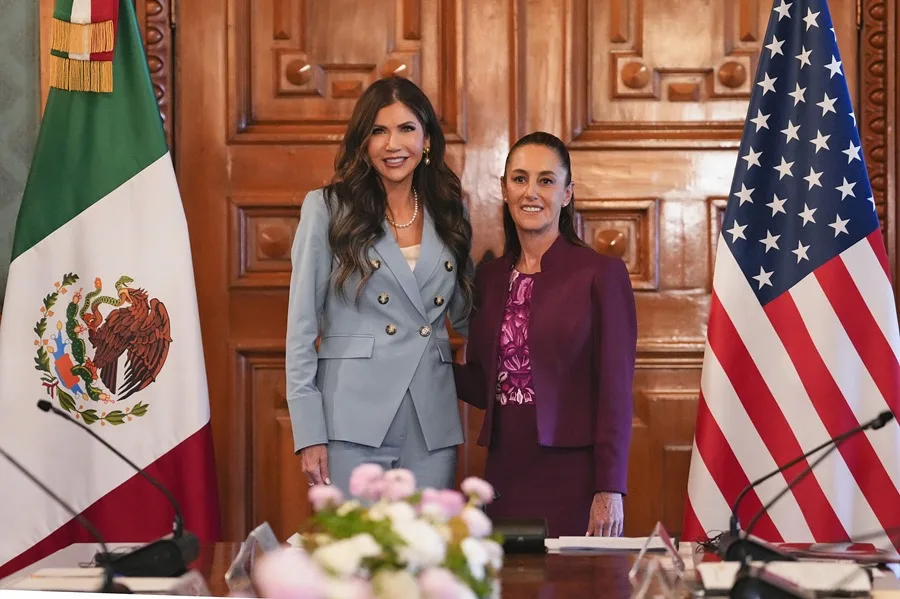 Kristi Noem acusó a Claudia Sheinbaum de alentar las protestas en Los Angeles