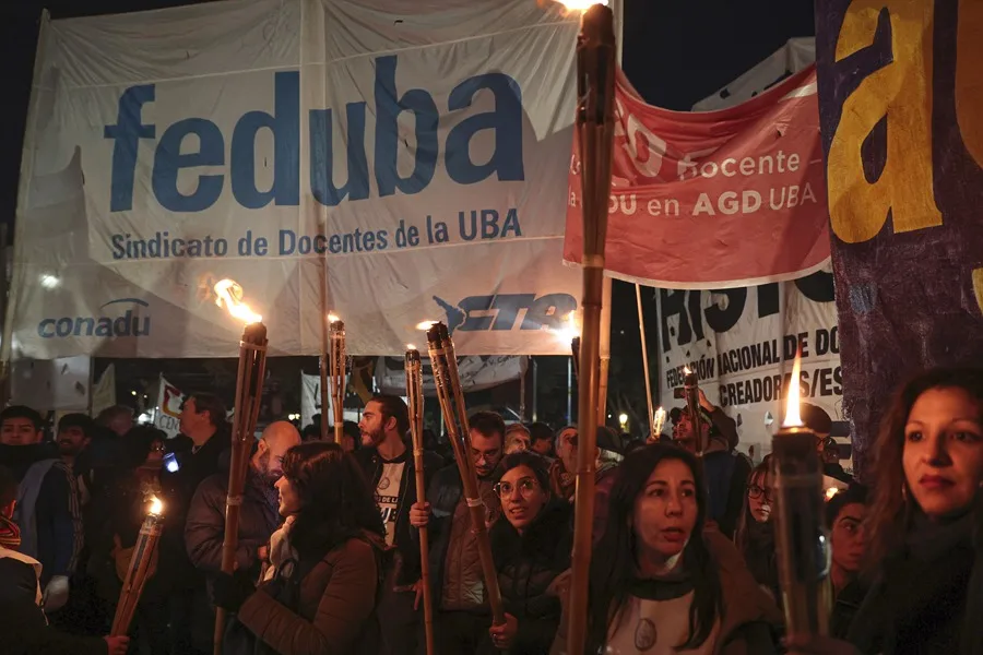 Marcha masiva en defensa de la universidad pública