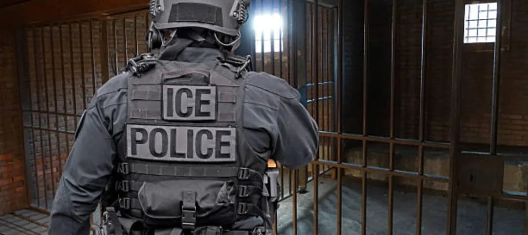 Migrante en espera de deportación murió bajo custodia de ICE