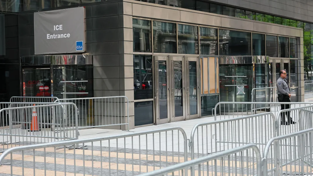 Migrantes son detenidos en Nueva York tras presentarse a audiencias