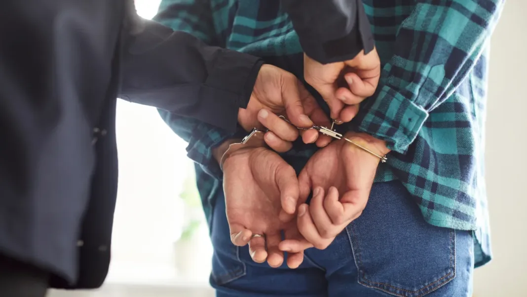 Arrestan al sheriff de Alabama por contratar agentes sin licencia