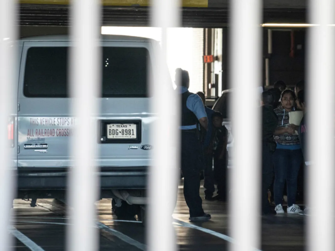 Niños migrantes denuncian abusos en centros de Texas