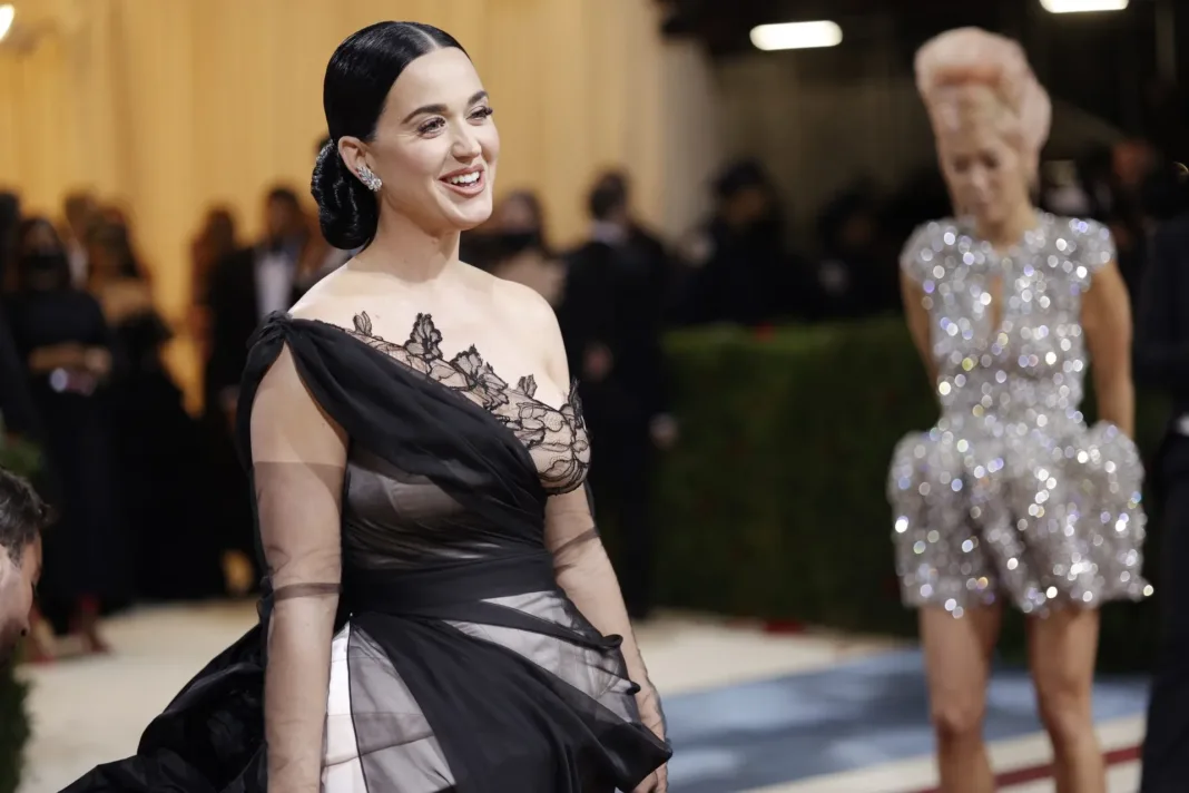 Katy Perry en el ojo del huracán por criticar deportaciones - Bad Bunny estalla ante redadas de ICE en Puerto Rico: “Esos mama bichos”
