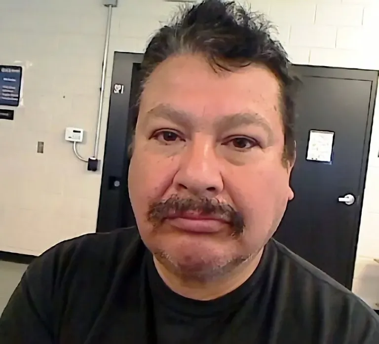 ICE mantendrá bajo custodia a migrante, aunque admiten que no amenazó a Trump