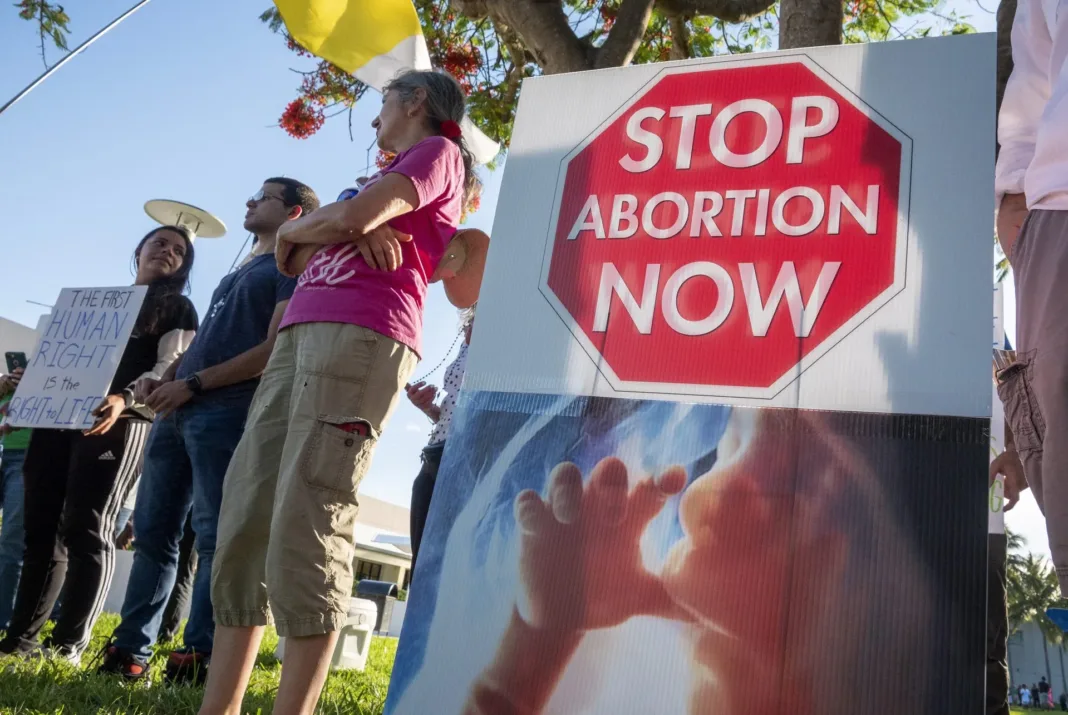 Republicana casi muere por ley antiaborto de Florida