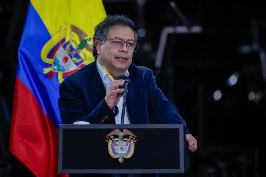 Sheinbaum y Petro dialogan ante alerta por colombianos