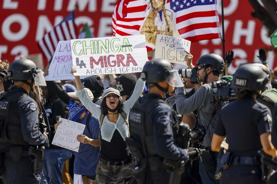 Tensión en Los Ángeles: reporteros son agredidos en marcha anti-Trump
