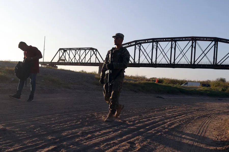 Texas ordena a alguaciles actuar como agentes migratorios