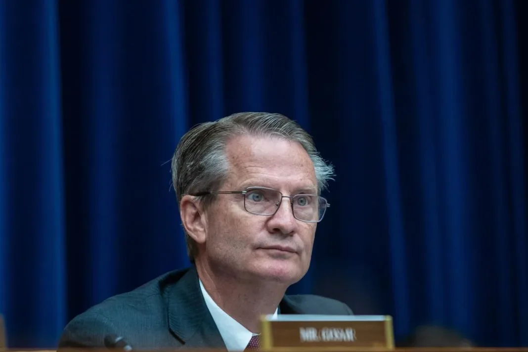 Tim Burchett llama “proxenetas de guerra” a colegas republicanos