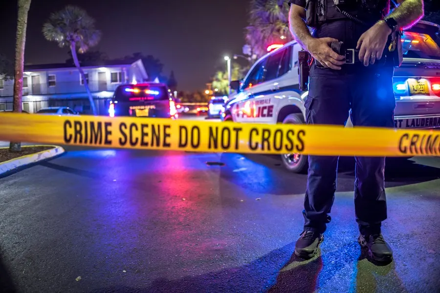 Tragedia en Kansas: tiroteo deja un policía y un sospechoso muertos