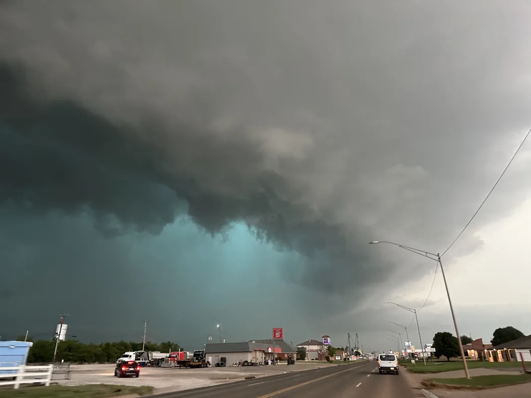 Tornado en Oklahoma: declaran emergencia y piden resguardo