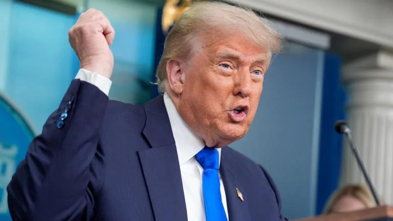 Trump anuncia “pase temporal”
