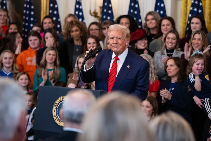 Trump lanza amenaza tras permitir competir a atleta trans