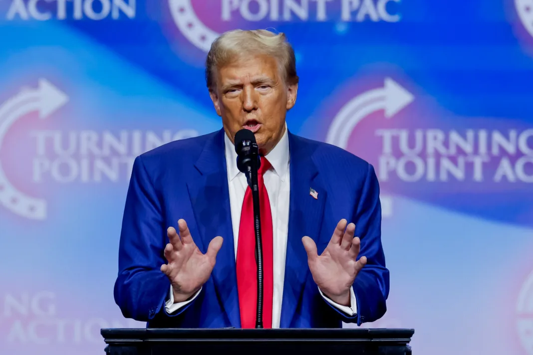 Trump llama a naturalizados a luchar por “valores estadounidenses”