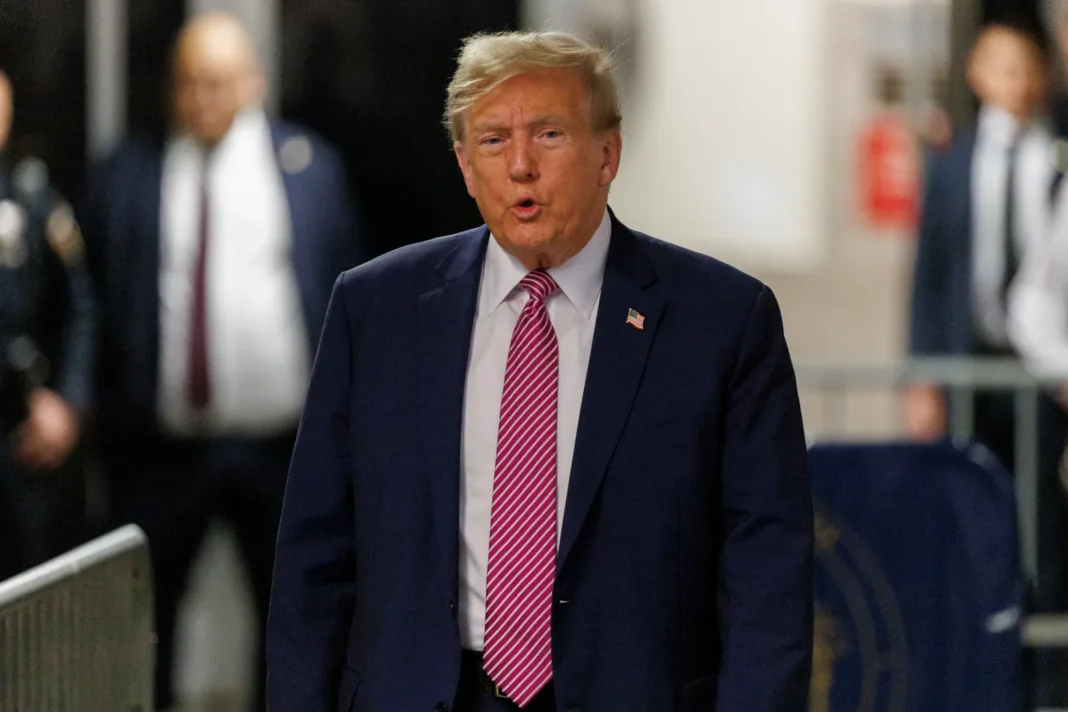 Trump ondea su visión: Banderas gigantes en la Casa Blanca