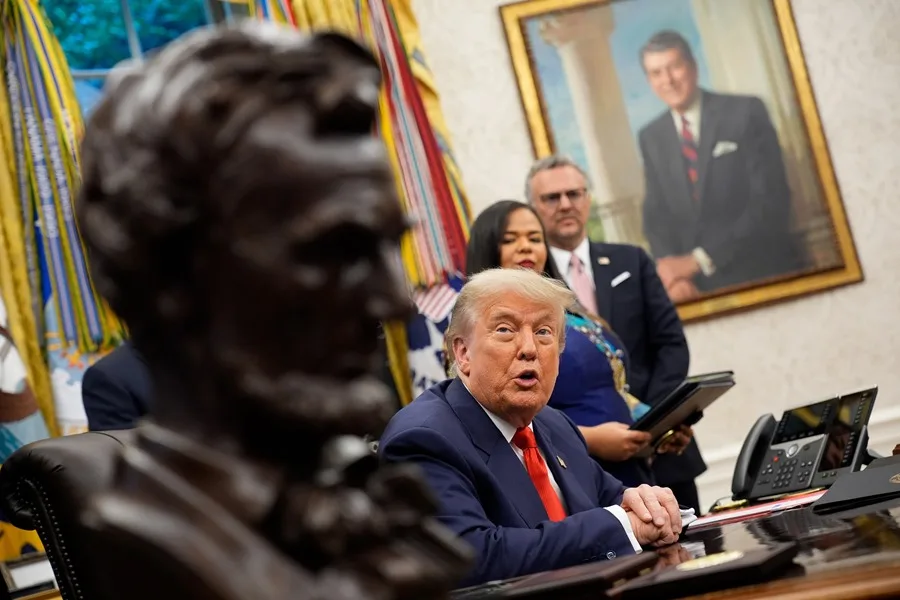 Trump coquetea con la reportera Hariana Veras en cumbre por la paz