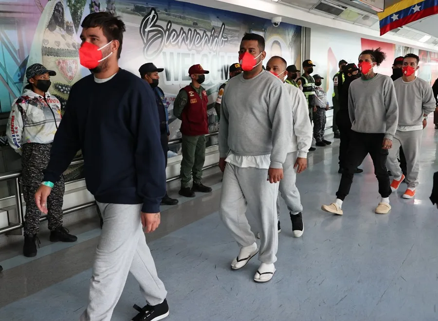 Venezuela recibe vuelo con 150 migrantes