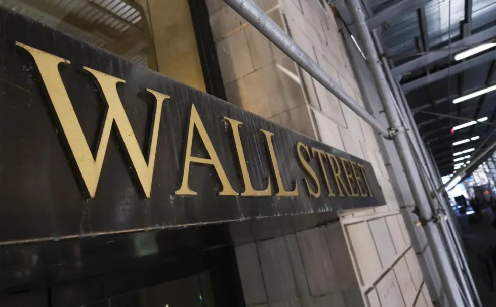Wall Street sube pese a caída en manufactura y alza del petróleo