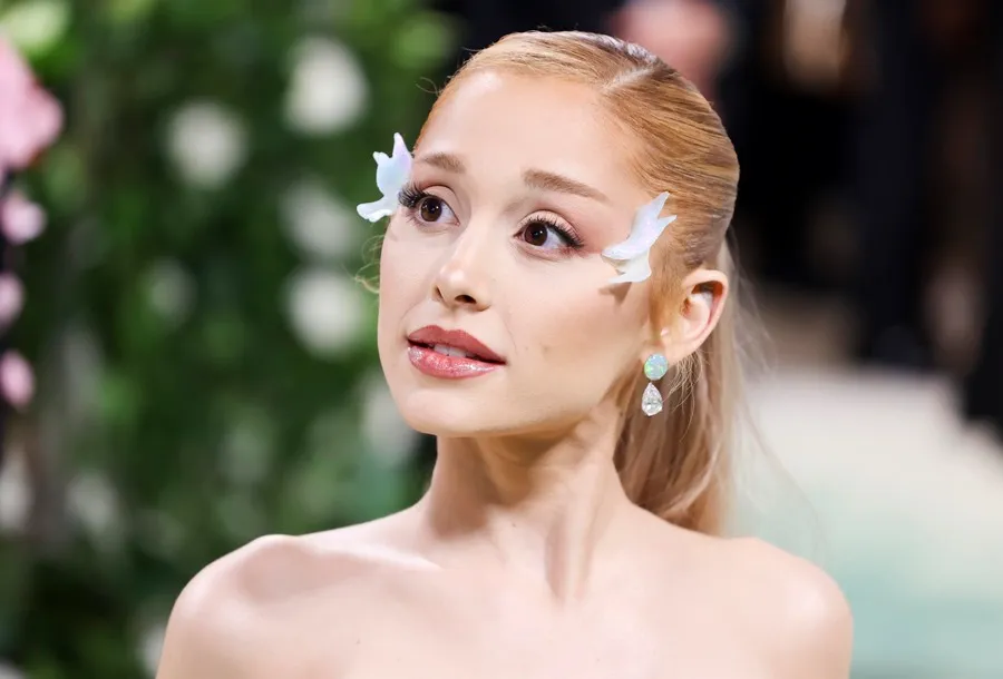 Ariana Grande arremete contra Trump y ICE: “No olvidemos su historial criminal” - Selena Gomez revela a Karol G su colaboración soñada: ¿Quién será?