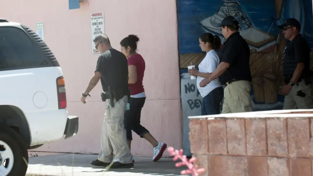 Acusan a mexicana en Texas de agredir a agente de ICE durante arresto