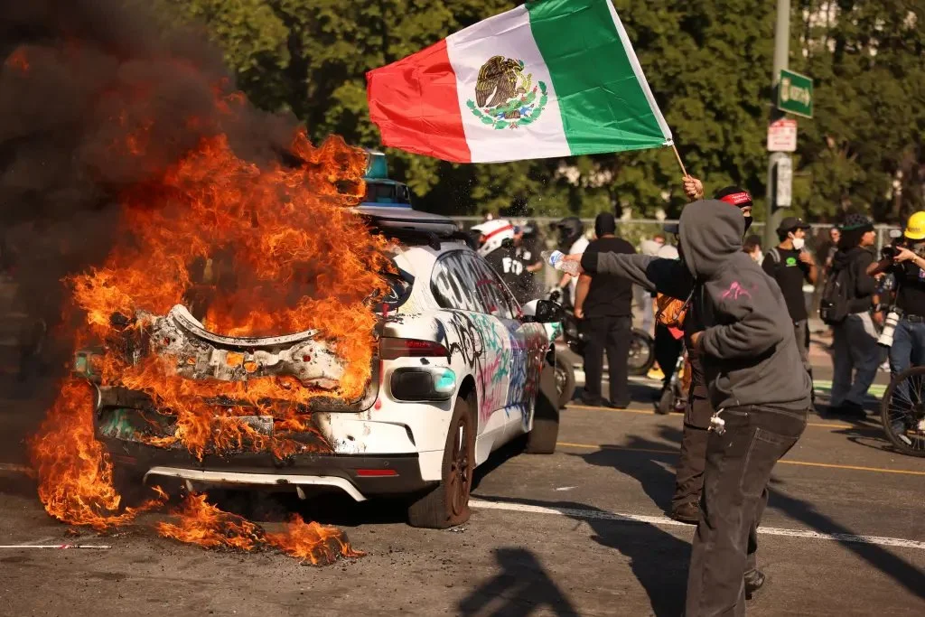 Los Ángeles: Acusan a hombre de lanzar bomba molotov a agentes