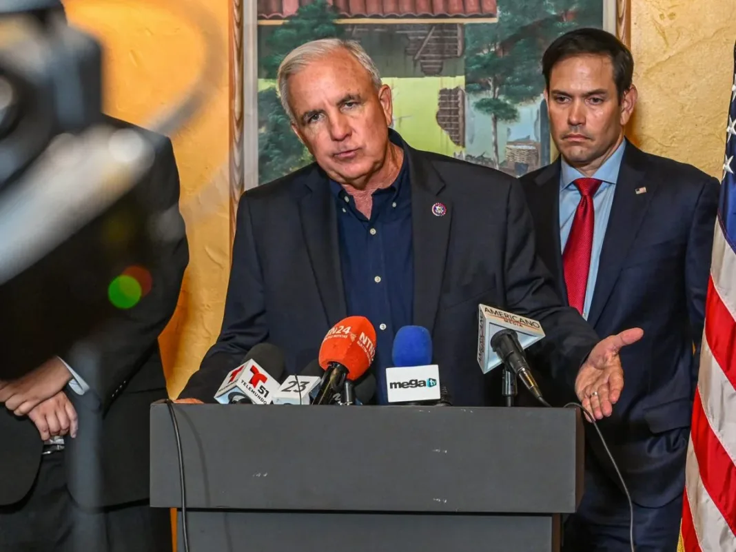 Congresista defiende centro de ICE en Miami donde migrantes gritan “SOS”