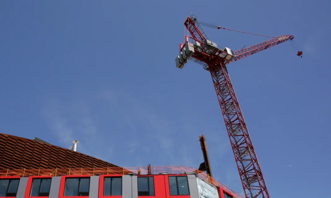 colapso de grúa en zona de construcción deja saldo fatal