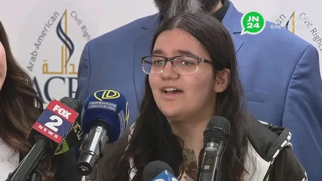 Maestro humilla a estudiante palestina en Michigan por negarse a recitar el Juramento a la Bandera