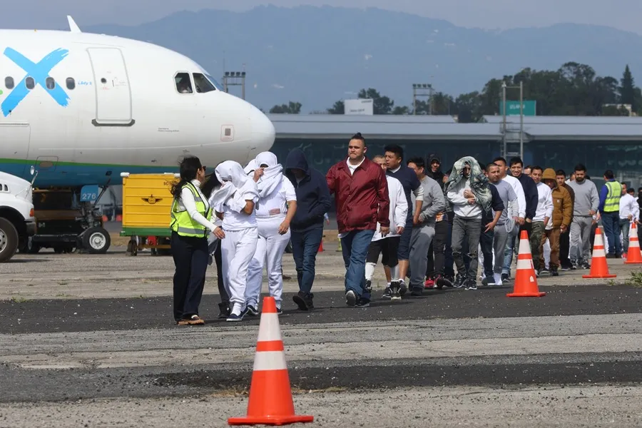 ¿Migrantes podrán apelar deportaciones a El Salvador? Esto ordenó la Corte