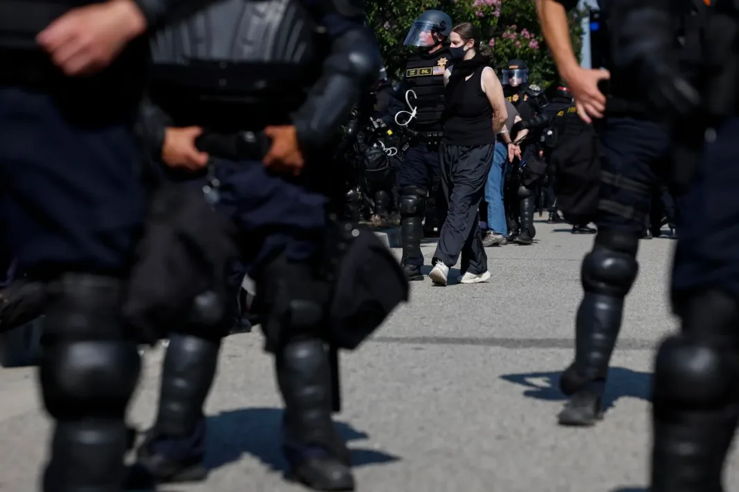 Más de 80 detenidos en Nueva York tras protestas por redadas: así fue el operativo