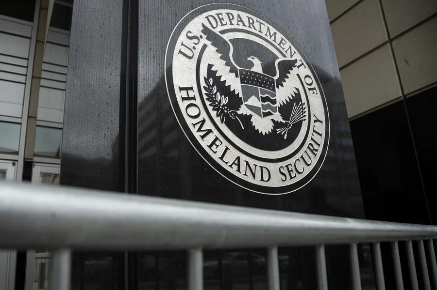 Multas de hasta $1.8 millones a migrantes sin autodeportarse