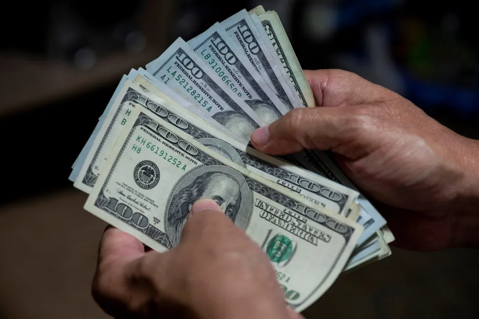 Histórica caída del dólar: sufre su peor caída desde 1973