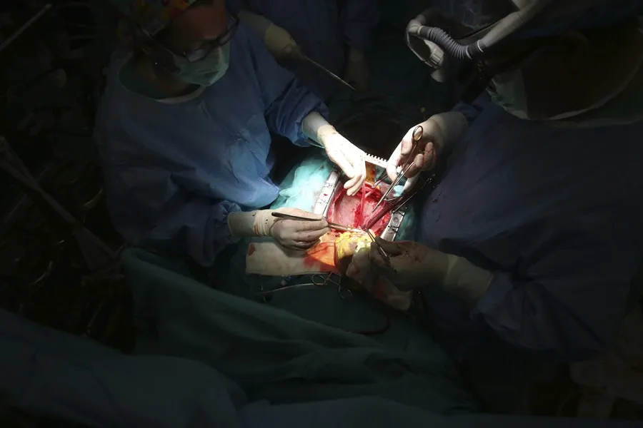 Histórico avance en EE.UU.: hombre recibe trasplante de corazón con cirugía robótica