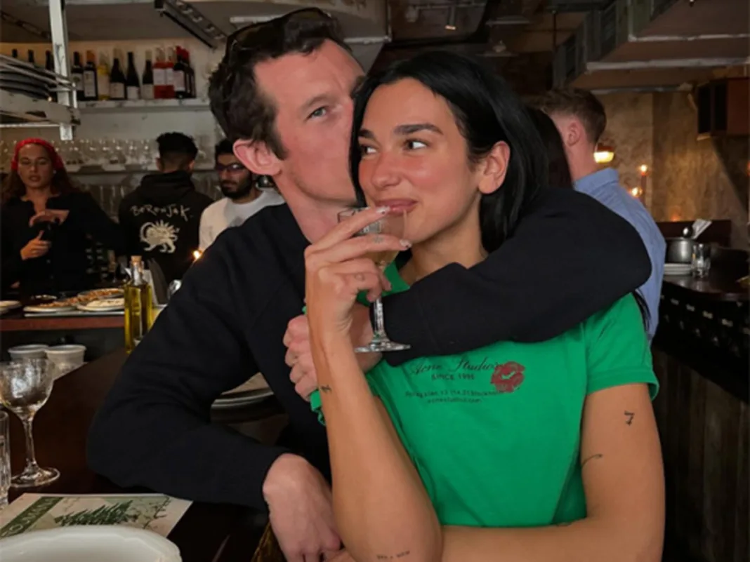 Dua Lipa y Callum Turner se comprometen: así es el anillo que la tiene encantada