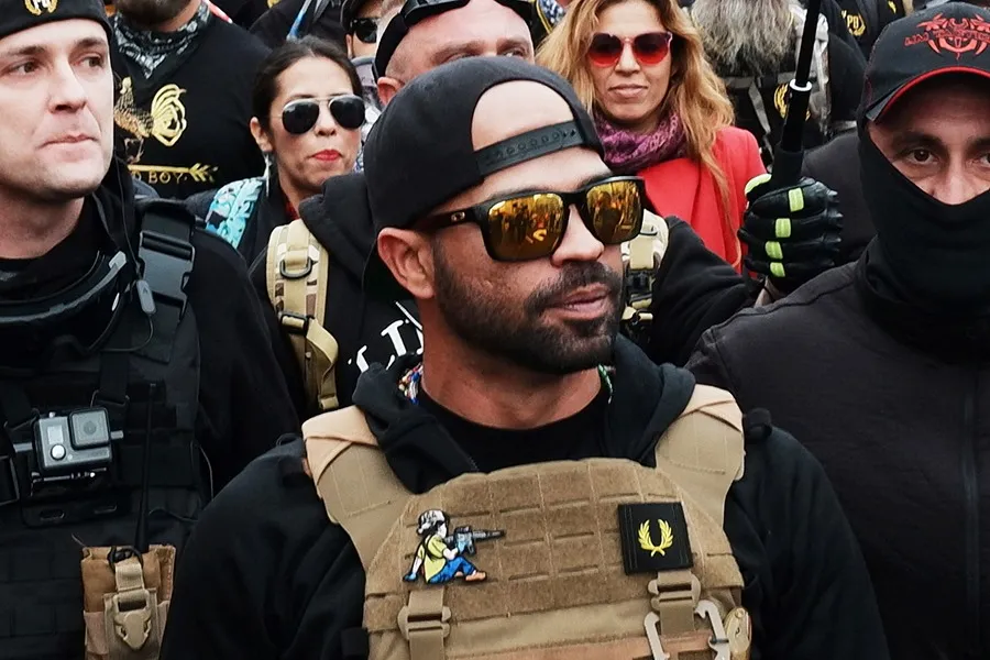 Exlíder de los Proud Boys lanza app para reportar migrantes: ofrece recompensas en criptomonedas