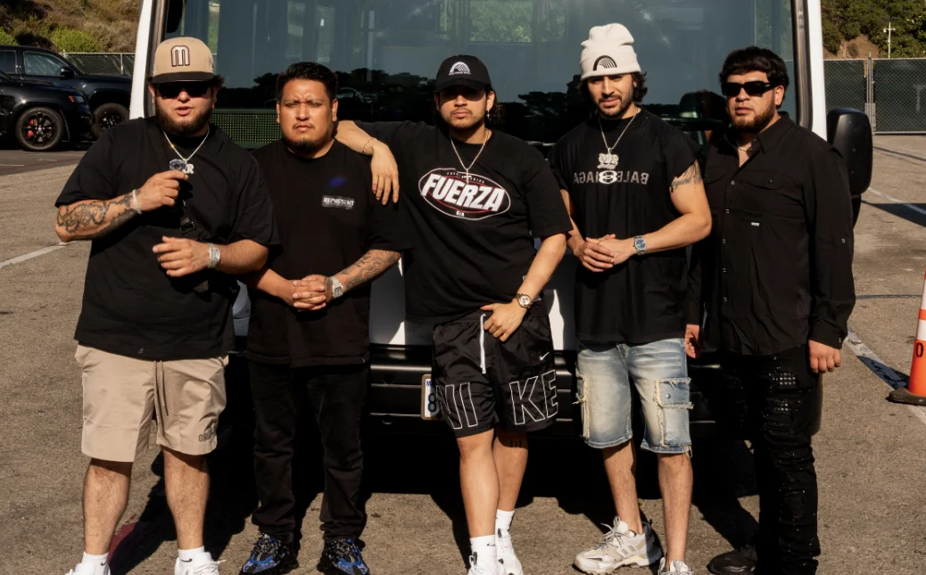 El grupo Fuerza Regida lanza gorras para recaudar fondos para migrantes tras las redadas