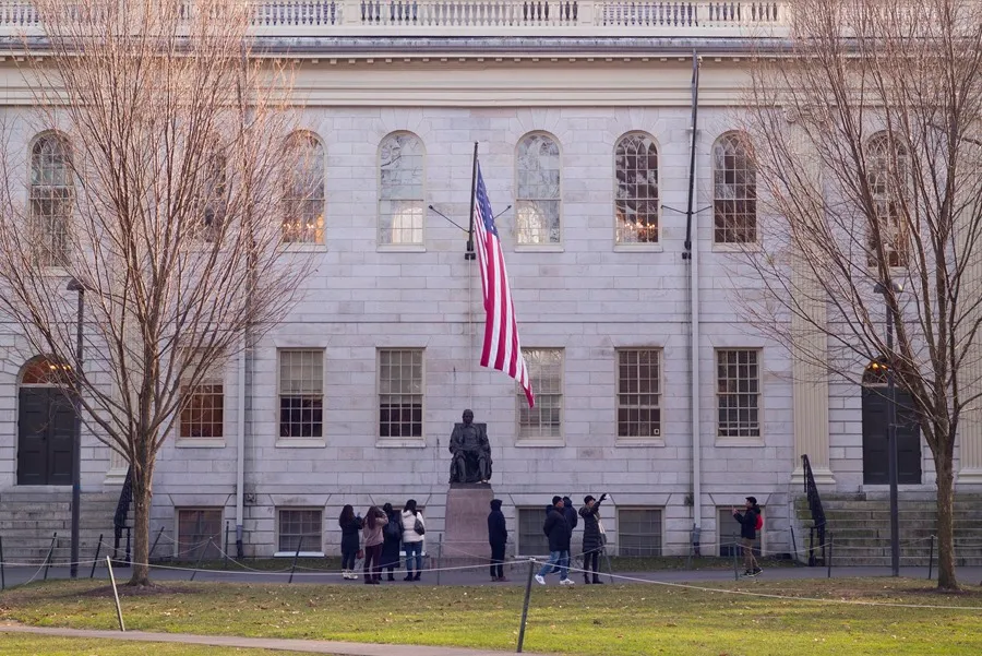 Jueza frena a Trump: Harvard seguirá recibiendo extranjeros