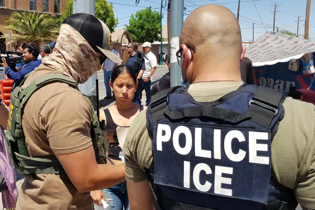 California: Mujer se aferra a árbol para evitar arresto de ICE